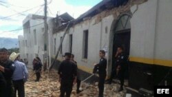 Parte de los daños dejados por el sismo de magnitud 7,4 en la escala abierta de Richter, en una calle de San Marcos (Guatemala).