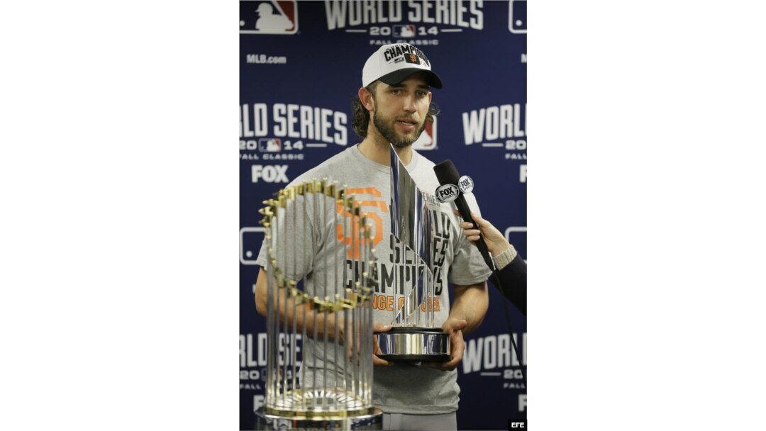 El lanzador de Gigantes Madison Bumgarner sostiene el trofeo de Jugador Más Valioso.