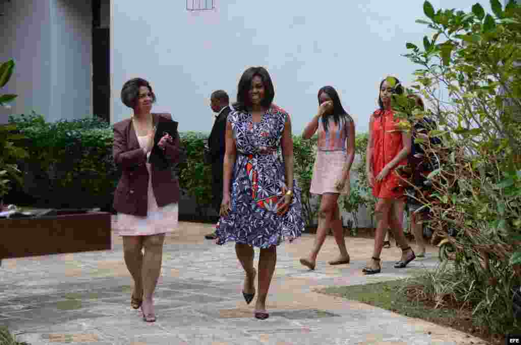  La primera dama estadounidense, Michelle Obama (c), camina junto a sus hijas Malia (2d) y Sasha (3d) y a su madre, Marian Robinson (d), y a la directora de Patrimonio de la Oficina del Historiador de la Ciudad, Lesbia Méndes Vargas (i).