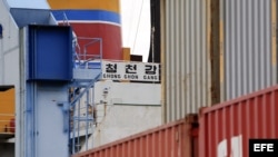 Vista del buque norcoreano donde las autoridades panameñas hallaron hoy, jueves 1 de agosto de 2013, en el puerto de Manzanillo en la caribeña ciudad de Colón, explosivos y municiones en el buque norcoreano retenido en julio cuando se disponía a cruzar el