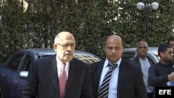 El premio Nobel de la Paz y miembro del partido opositor Frente Nacional de Salvación, Mohammed el Baradei (izq), llega a un encuentro de la coalición opositora, en la sede del partido Al Al-Wafd en El Cairo, Egipto, 