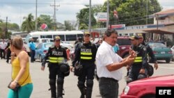 Policías de Costa Rica caminan por la zona fronteriza con Panamá. EFE