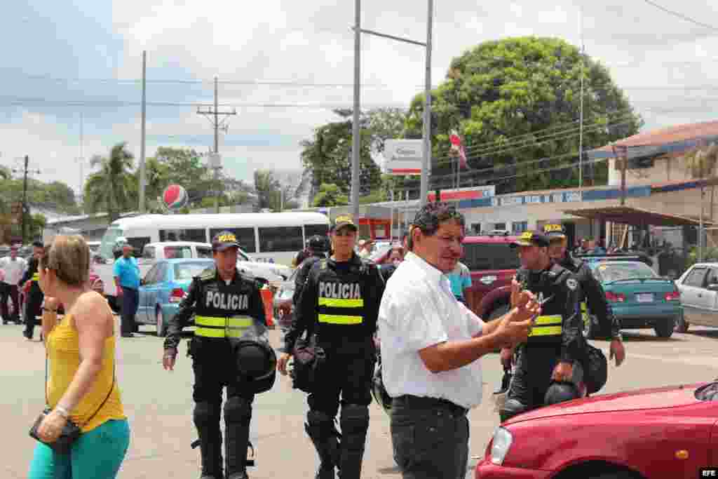 Policías de Costa Rica caminan por la zona fronteriza con Panamá hoy, jueves 14 de abril de 2016.