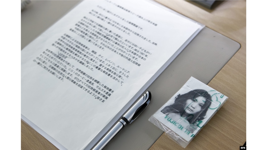 Una fotografía de Yaeko Taguchi, una víctima de secuestro norcoreana, permanece junto a un informe sobre el país asiático que realizó la Comisión de Investigación de la ONU sobre Corea del Norte.