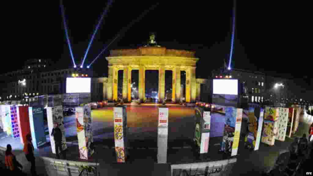 20 Aniversario de la caída del muro de Berlín fue celebrado el 8 de noviembre de 2009, cuando la puerta de Brandenburgo, fue rodeada de fichas enormes de domino que representan el Muro de Berlín, desde la puerta hasta la Plaza Potsdamer en Berlín (Alemania). 