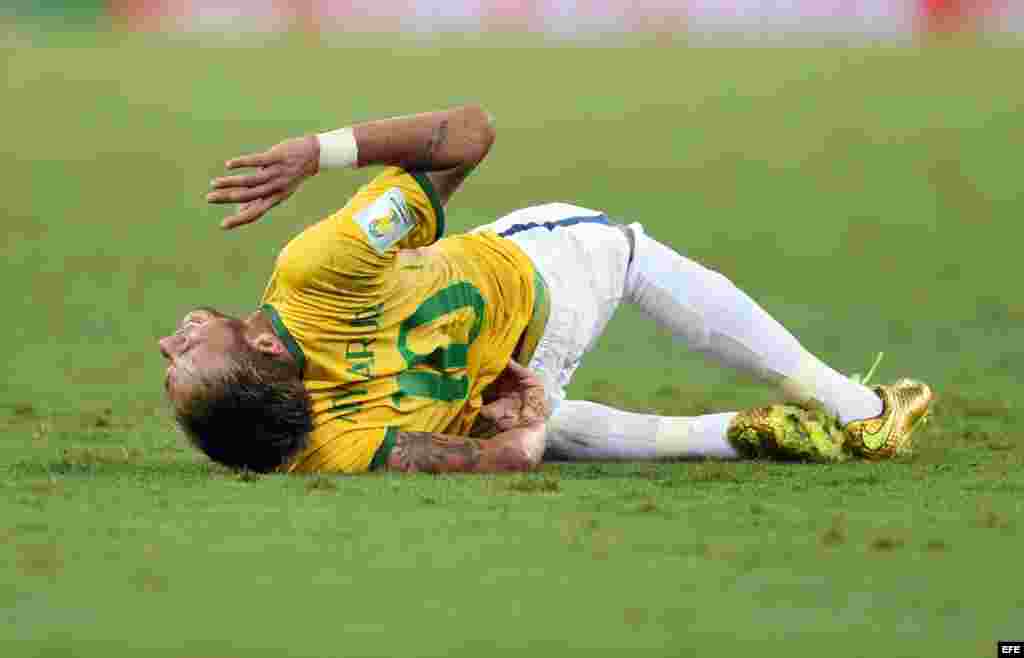 Neymar tiene una fractura transversal de la tercera vértebra lumbar y quedó fuera del Mundial&quot;, anunció Rodrigo Lasmar, uno de los médicos de la Seleçao.