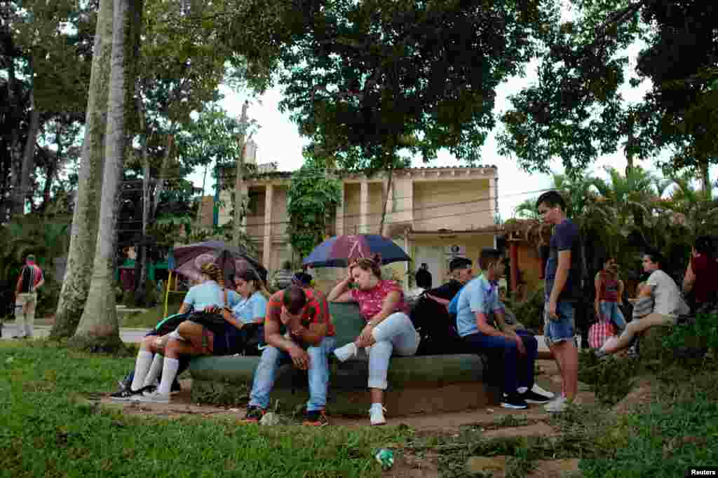 Estudiantes esperan alg&#250;n medio de transporte en Vi&#241;ales, Cuba. REUTERS/Alexandre Meneghini