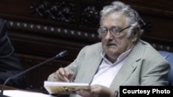 El ahora senador José Mujica defendió en la Comisión de Hacienda el perdón de la dueda cubana con Uruguay.