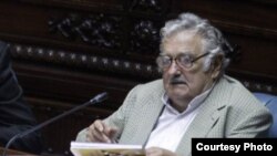 El ahora senador José Mujica defendió en la Comisión de Hacienda el perdón de la deuda cubana con Uruguay.
