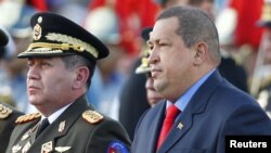 El ministro de Defensa venezolano, general Henry Rangel Silva, junto al presidente Hugo Chávez.