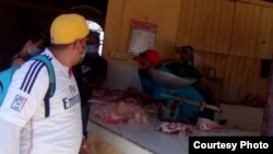 Mirando y dejando; muchos no pueden adquirir alimentos al precio fijado tras la unificación monetaria en Cuba, como este cliente en una carnicería de Sancti Spíritus. (Foto: Adriano Castañeda)
