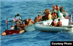 Guardacostas estadounidenses interceptan a balseros cubanos. Archivo.