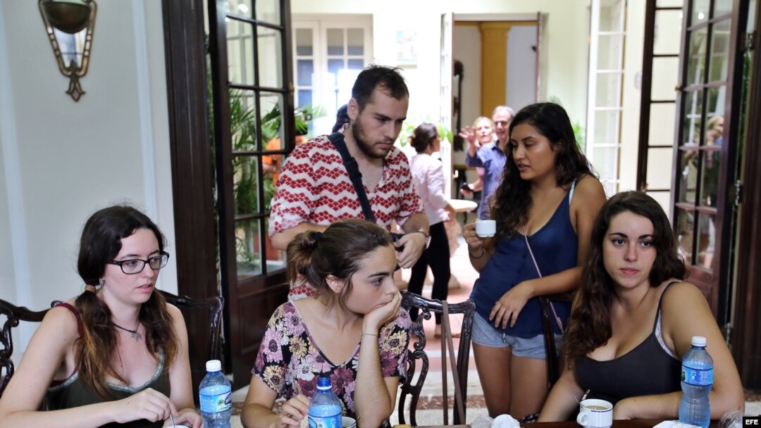 Un grupo de turistas españoles varados en Cuba tras el paso del huracán Irma, permanece hoy, lunes 11 de septiembre, en la embajada de España, donde acudieron en busca de apoyo en la Habana (Cuba). El consulado general de España en La Habana mantiene un o