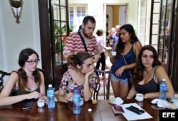 Turistas españoles varados en Cuba tras el paso del huracán Irma evacuados en la embajada de España.