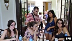 Un grupo de turistas españoles varados en Cuba tras el paso del huracán Irma. (Archivo)