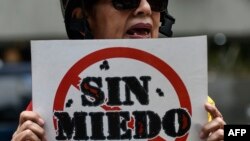 Una mujer protesta contra el gobierno de Nicolás Maduro durante una marcha en Caracas. (Archivo)