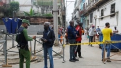 Un oficial revisa documentos en una calle en cuarentena por COVID-19 en La Habana. (REUTERS/Stringer).