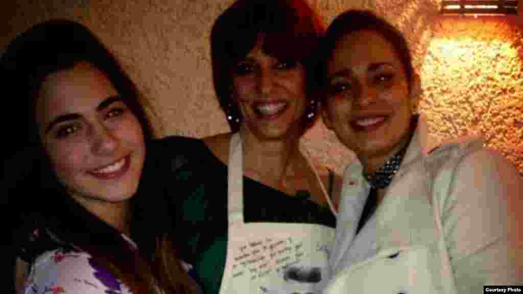 Durante su visita a Miami, Jacqueline Arenal (der.) posando junto a una amiga y a su hija Camila Bordón (izq.).