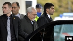 El ministro de Exteriores de Irán, Mohammad Javad Zarif (c), abandona el hotel donde se aloja, en Ginebra (Suiza). 