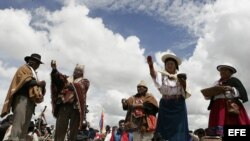 Indígenas ecuatorianos y bolivianos realizan un rito
