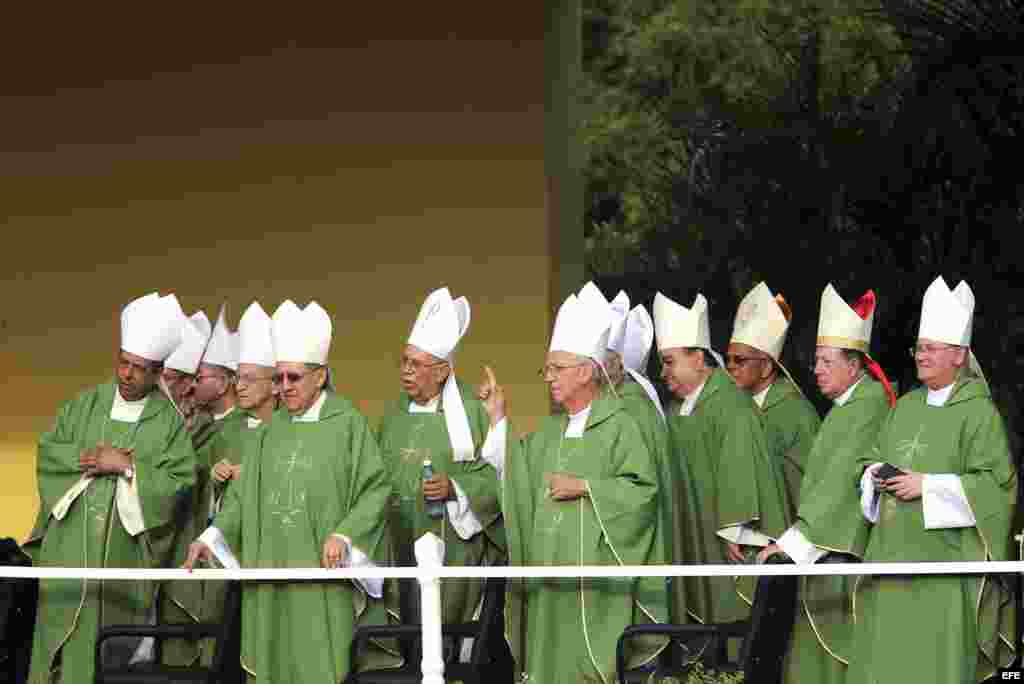 Varios sacerdotes a su llegada a la misa que oficia el papa Francisco en la Plaza de la Revolución de La Habana (Cuba), a la que asisten miles personas que ya están congregadas en el que se considera uno de los lugares más emblemáticos del país.