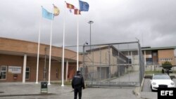 Un agente de la policía a las puertas de la cárcel de Segovia donde se encuentra recluido Ángel Carromero 