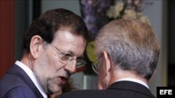 Mariano Rajoy conversa con Mario Monti.