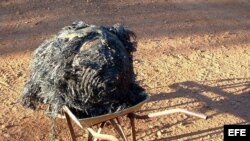 Archivo - Fotografía cedida por el granjero australiano James Striton, hoy 28 de marzo de 2008, en la que se observa un objeto de metal que él descubrió el pasado mes de noviembre de 2007 en su granja de Cheepie, a 130 kilómetros de Charleville en el suro