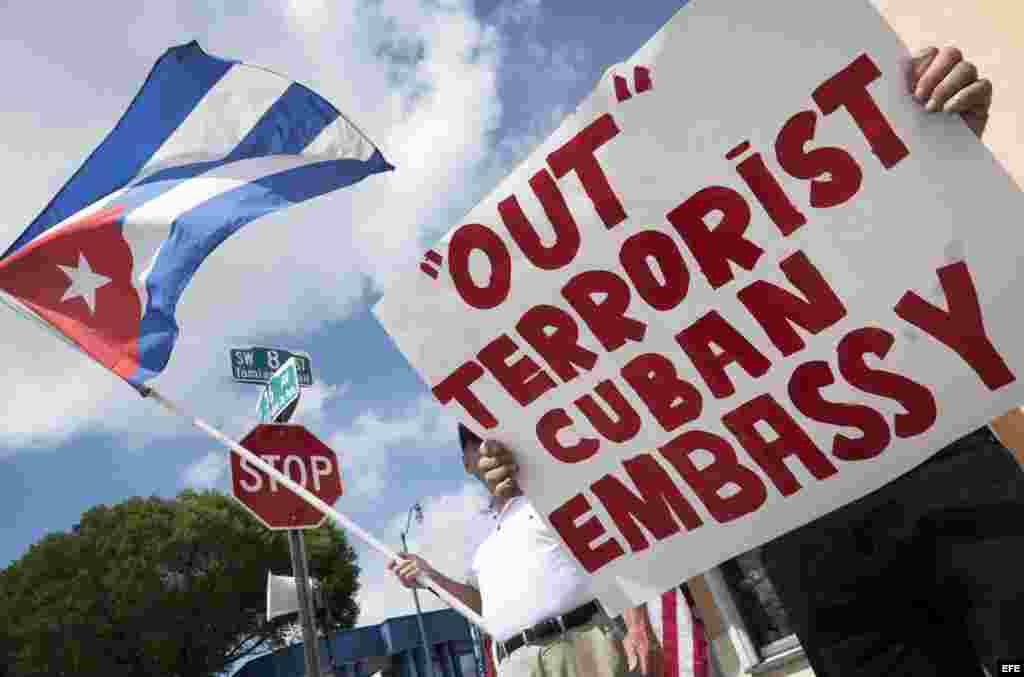 Manifestación contra la reapertura de embajadas entre EEUU y Cuba.