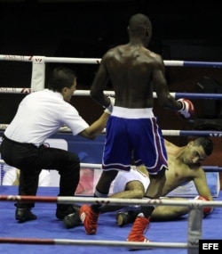 El boxeador cubano Erislandy Savón (c), de los Domadores de Cuba, deja fuera de combate a Amine Azzouzi (d), de los Leones de Marruecos, en la categoría de los 91 kg.