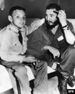 Fidel Castro Díaz-Balart junto a su padre.