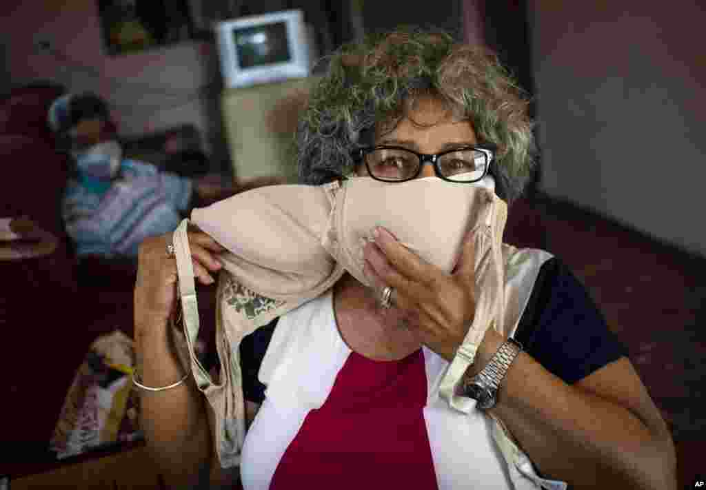 Una cubana se prepara para fabricar un nasobuco con sus ajustadores, en Coj&#237;mar. AP Photo/Ramon Espinosa