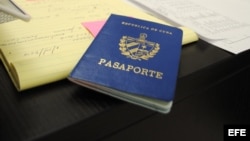 Vista de un pasaporte cubano. 