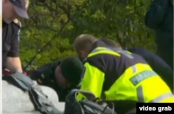 Paramédicos dan resucitación cardiopulmonar al soldado herido cerca del parlamento en Ottawa.