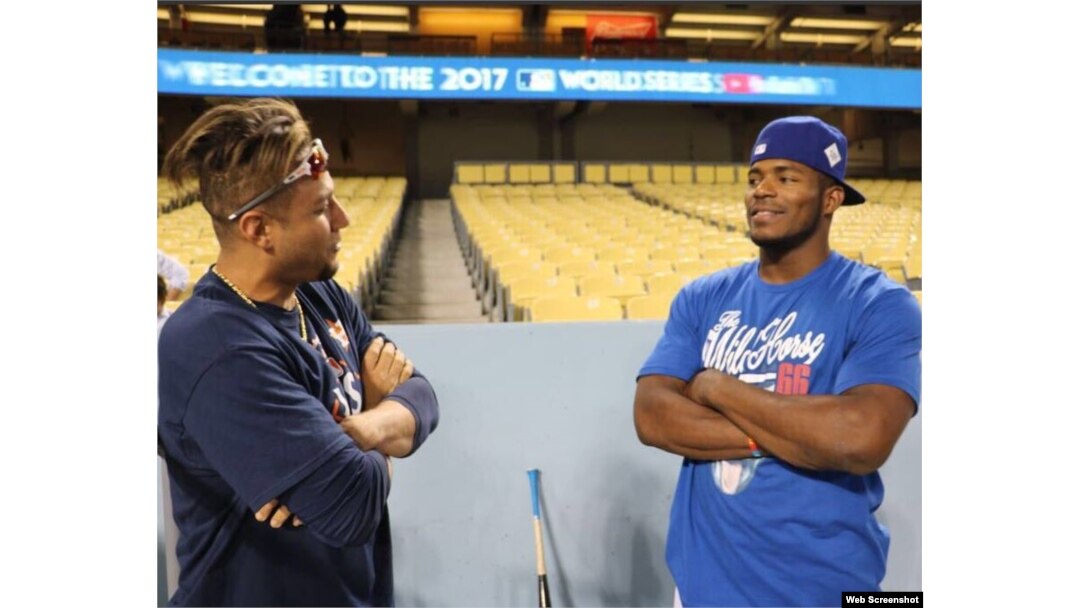 (i-e) Yulieski Gurriel y Yasiel Puig.