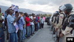 Partidarios de la oposición demuestran su apoyo hoy, sábado 13 de febrero de 2016, en Puerto Príncipe (Haití), mientras el Parlamento vota para elegir al nuevo presidente interino.