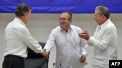 Juan Manuel Santos (izq.), Timoleon Jiménez, aka "Timochenko" (C) y Raúl Castro. Foto Archivo.