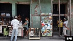 Vista de unos puestos de venta de artesanías en la ciudad de Santiago de Cuba donde se celebrará el 26 de julio 