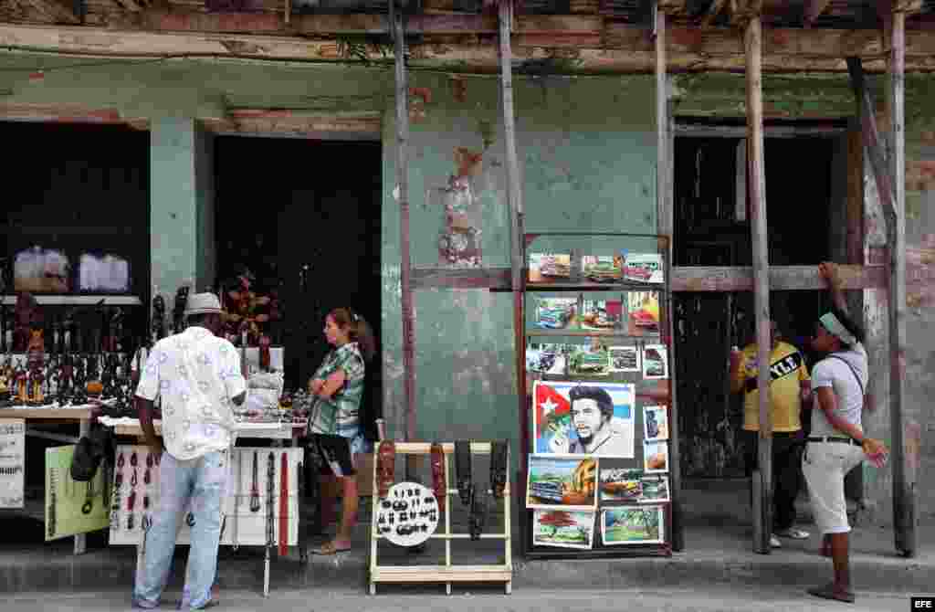 Vista de unos puestos de venta de artesanías en la ciudad de Santiago de Cuba donde se celebrará el 26 de julio 