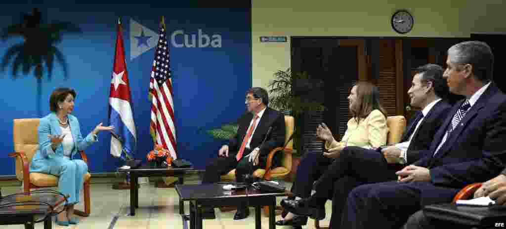 - El canciller cubano, Bruno Rodríguez (c), la líder de la minoría demócrata en la Cámara de Representantes de Estados Unidos, Nancy Pelosi (i), quien encabeza una delegación de congresistas de visita oficial; y Josefina Vidal (3-d), directora general par