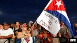 Seguidores de los Rolling Stones asisten al concierto en La Habana.