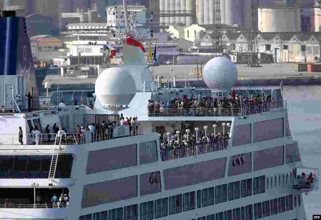 El Crucero Adonia a punto de atracar en La Habana.