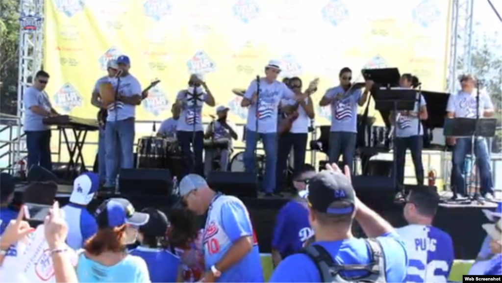 Las personas que asistieron al Día de la Herencia cubana, en el estadio de los Dodgers, bailaron con la música cubana...
