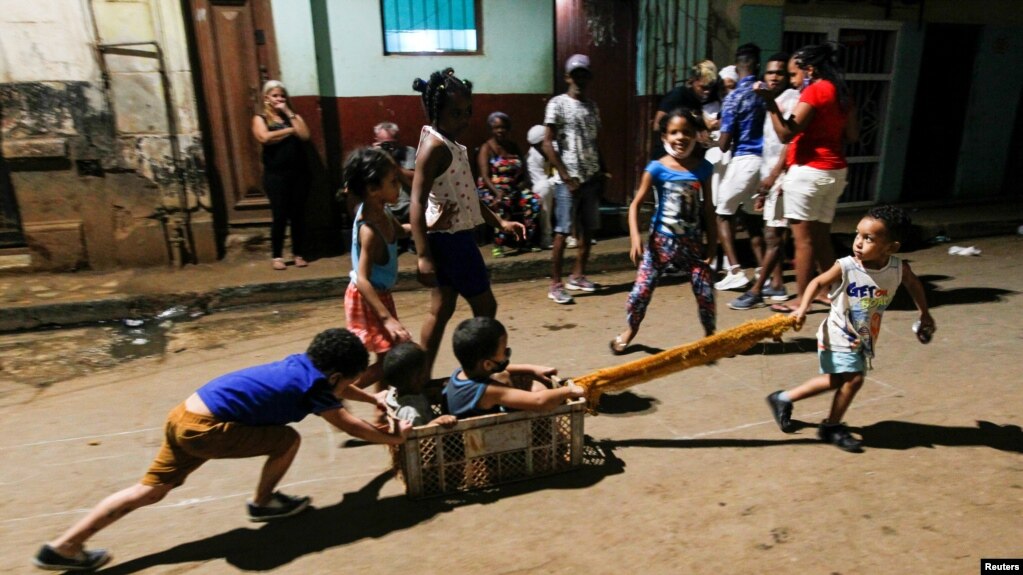 Un grupo de niños jugando en la calle en una imagen de Archivo