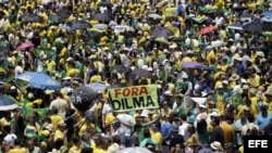 Miles de brasileños se concentran para exigir destitución de Rousseff.