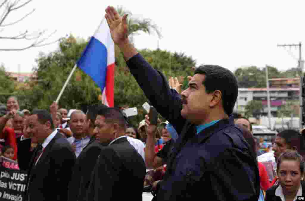 El presidente de Venezuela, Nicolás Maduro, saluda a su llegada al barrio El Chorrillo de Ciudad de Panamá.