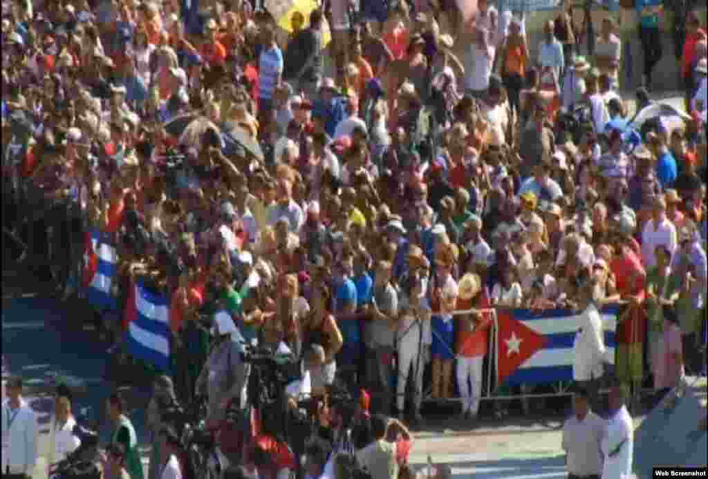 Cubanos se agolpan junto a la embajada estadounidense para presenciar la reapertura, en medio del calor sofocante de agosto.