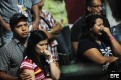 Seguidores del candidato de la oposición, Henrique Capriles, lamentan la derrota hoy, domingo 14 de abril de 2013, en Caracas, luego del anuncio de la victoria del candidato oficialista, Nicolás Maduro, quien sucederá a Hugo Chávez al frente del Gobierno