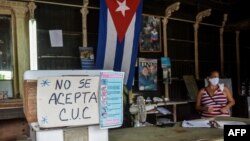 Vista de un letrero que dice "No se aceptan CUC" en una tienda de abarrotes en La Habana, en septiembre 2020.