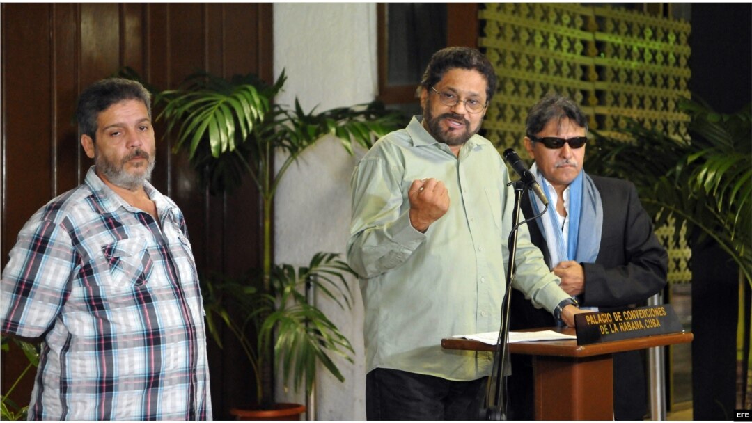 Al centro, el segundo jefe de las FARC) Luciano Marín (c), alias Iván Márquez,